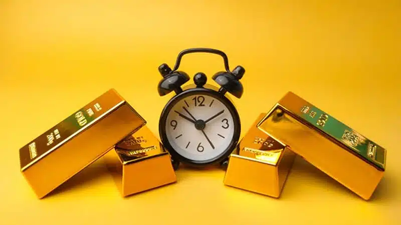 ساعت در کنار شمش های طلا