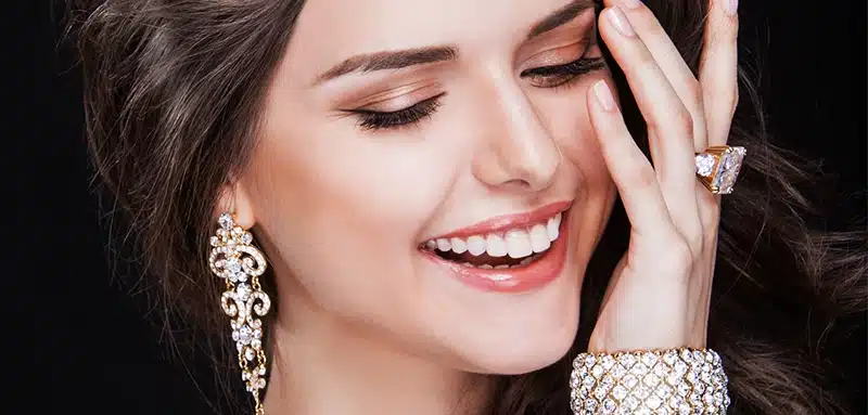 انگشتر و النگو و گوشواره استفاده شده توسط زن